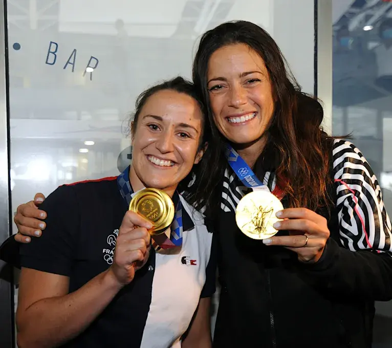 deux femmes montrant leurs médailles d'or