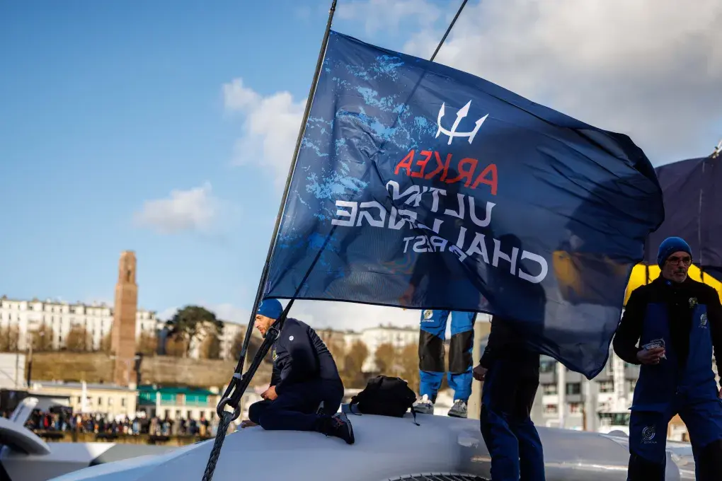 Un drapeau de course flotte au vent.