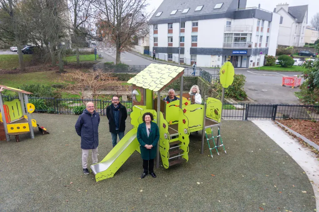 Plusieurs personnes devant des jeux pour enfants.