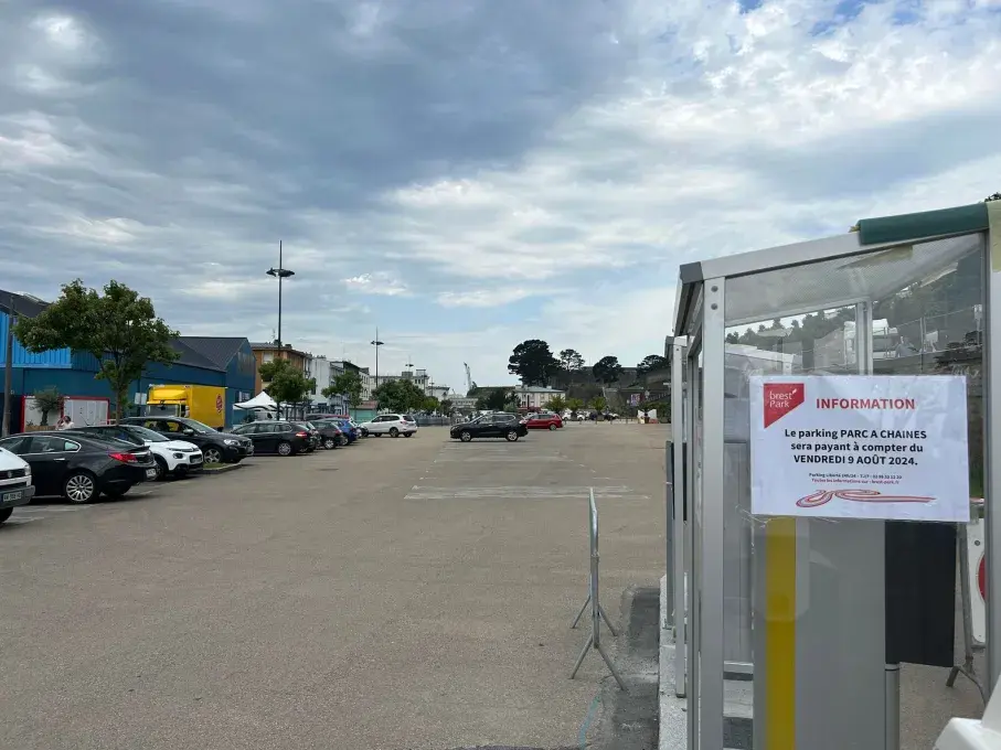 À partir du 9 août, 85 places de la partie Est du parc à chaînes sont payantes de 9h à 12h et de 13h30 à 19h, du lundi au samedi.