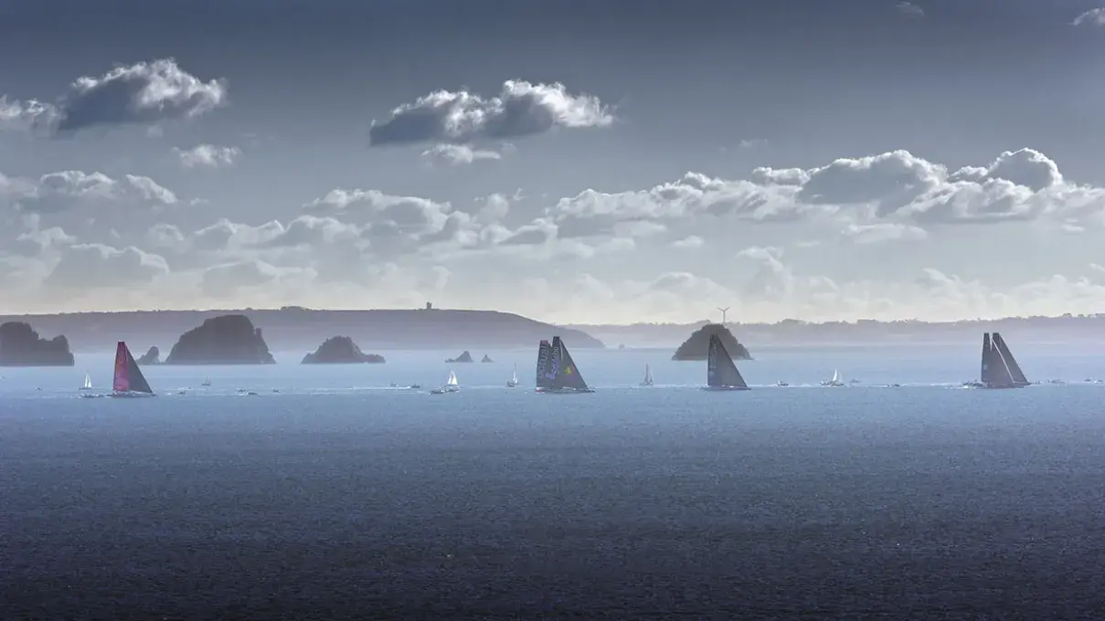Les maxi dans la rade de Brest lors de leur départ, avec les tas de pois en arrière plan