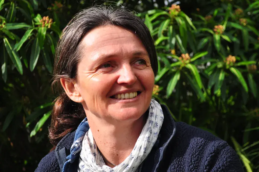 Une femme souriant, dans un parc