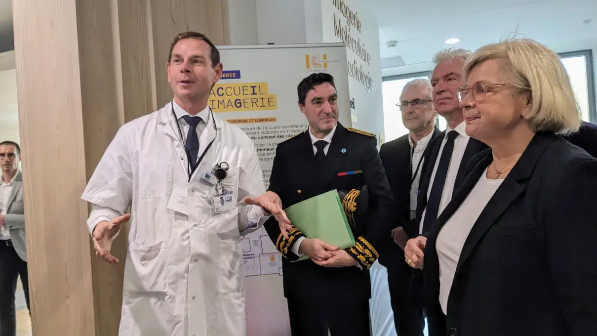 Des personnalités dans un hôpital.