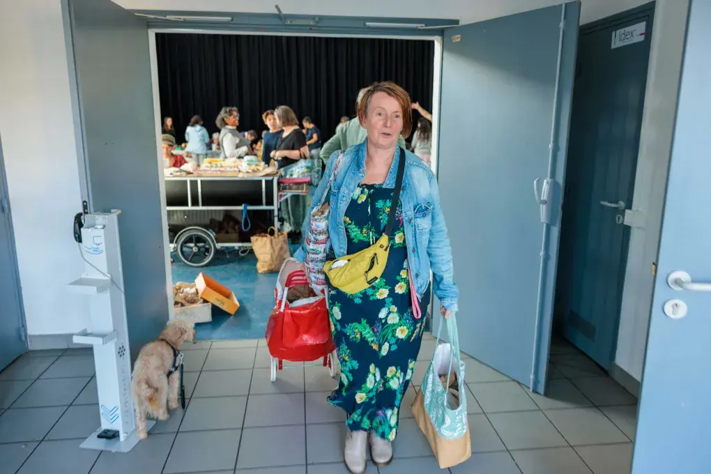 Une femme portant des sacs de nourriture