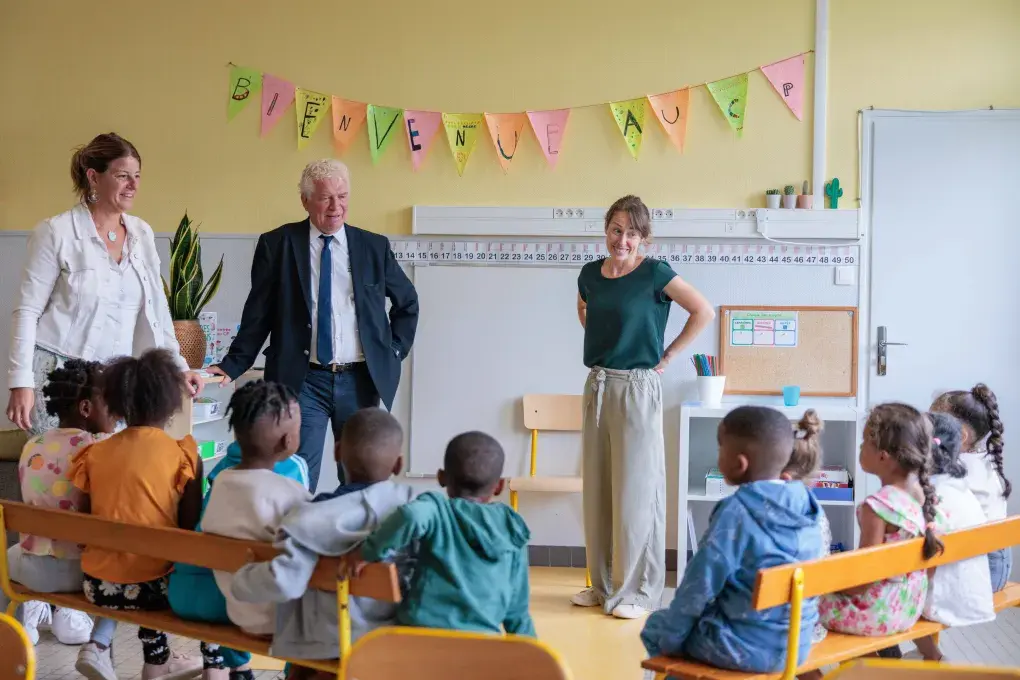 Le maire et l'adjointe à l'éducation visitent une classe de CP à la rentrée