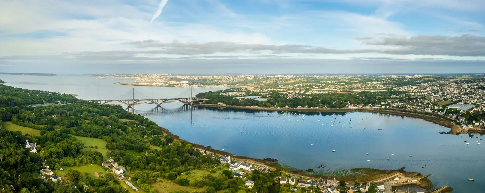 Vue aérienne sur la rade de Brest.