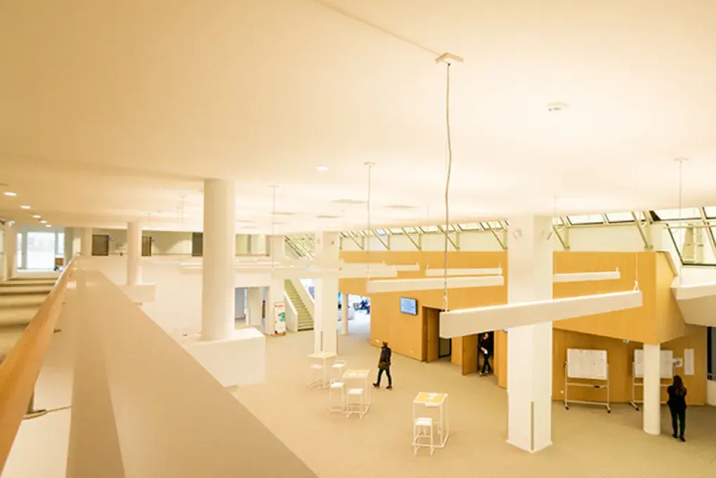 Une vue plongeante sur le hall d'accueil du public du Quartz