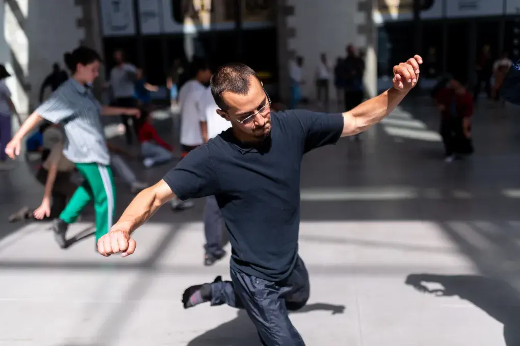 Un homme danse.