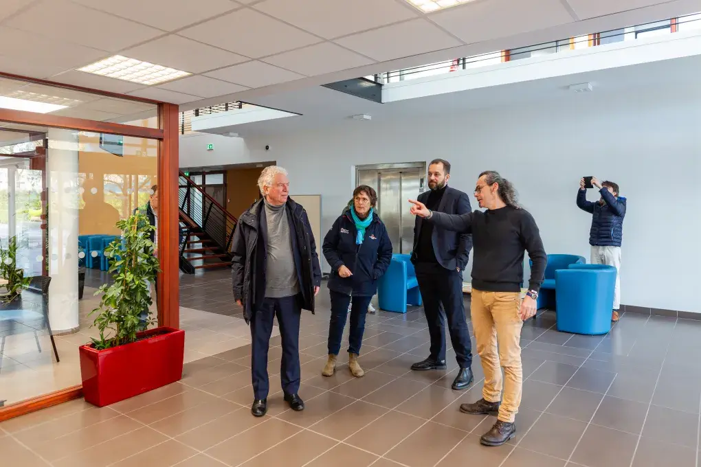 Plusieurs personnes parlent dans un hall.