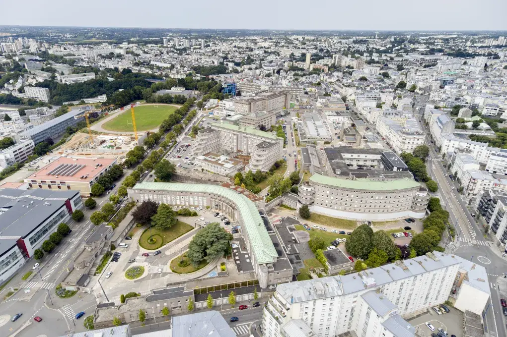 Vue aérienne d'un bâtiment.