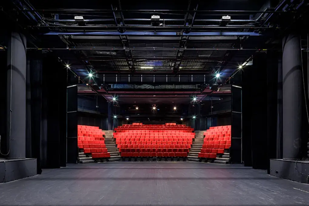 Vue sur les fauteuils du petit théâtre, à partir de la scène