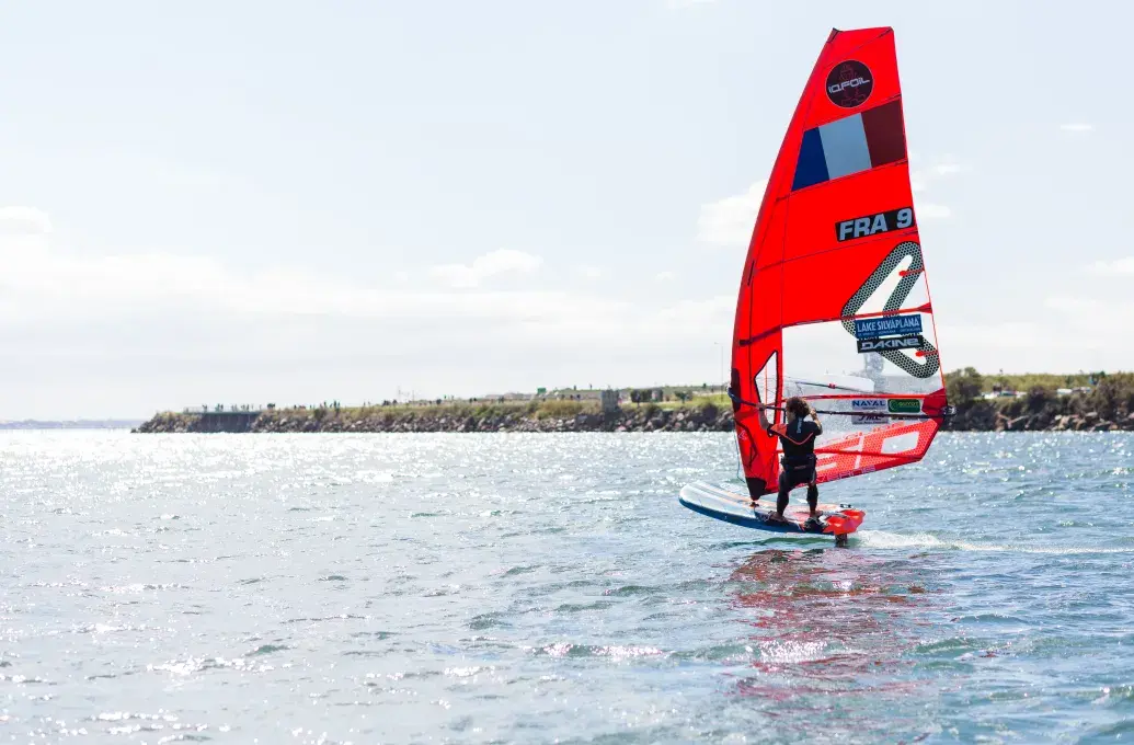 une planche à voile en rade de Brest