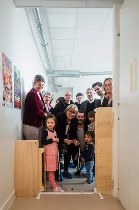 De nombreuses personnes coupent un ruban.