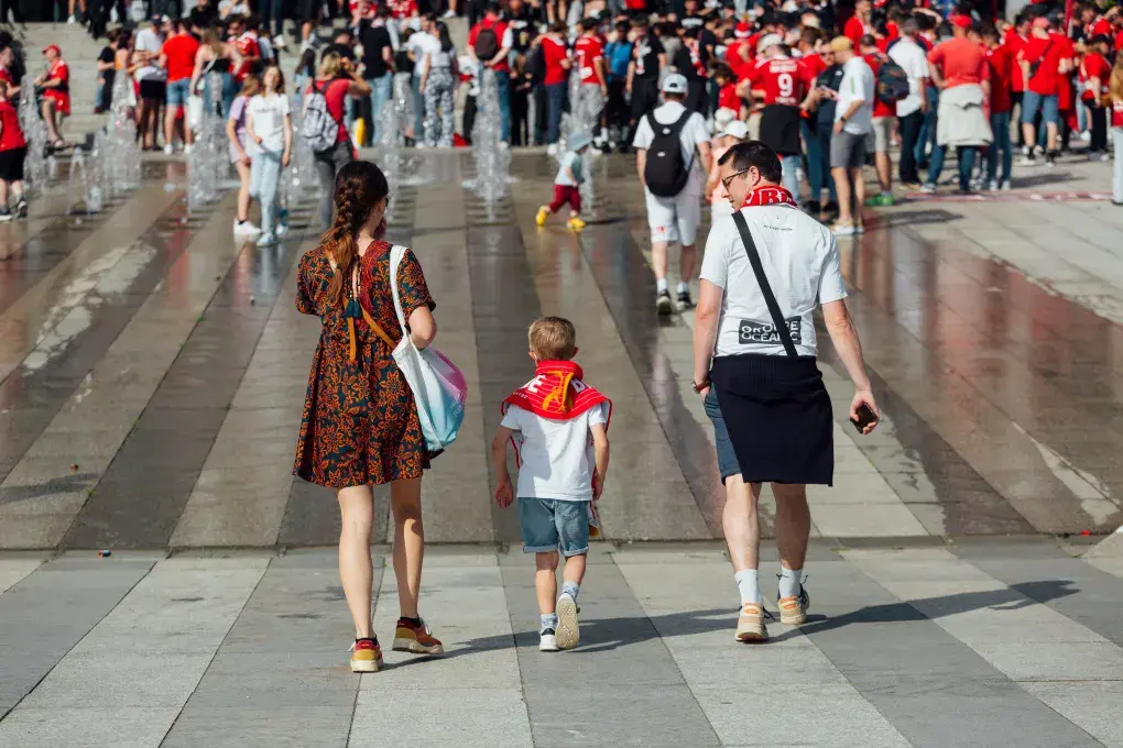 Une famille de dos, rejoint le cortège des supporters du Stade Brestois 