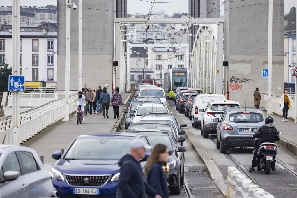 Une circulation dense dans une ville.