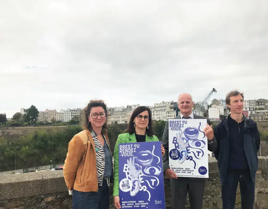 Des hommes et des femmes sur le Belvédère Césaria Evora, aux Ateliers des Capucins