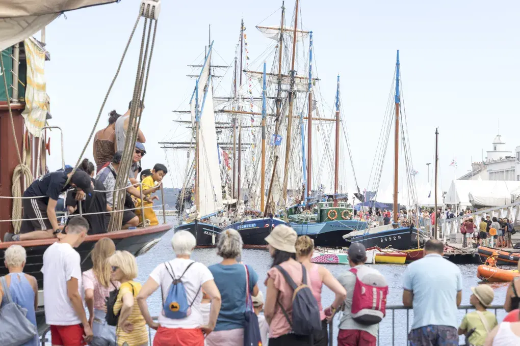 Des visiteurs des Fêtes maritimes de 2026 le long des quais, face aux bateaux