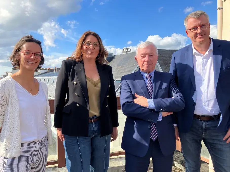 Des hommes et des femmes posent devant l'objectif