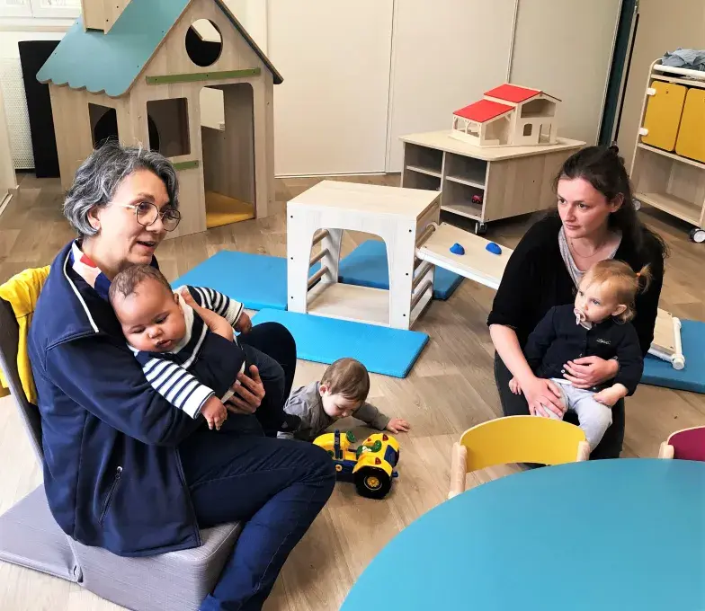 des femmes avec des bébés au sein de la nouvelle crèche Marmailles