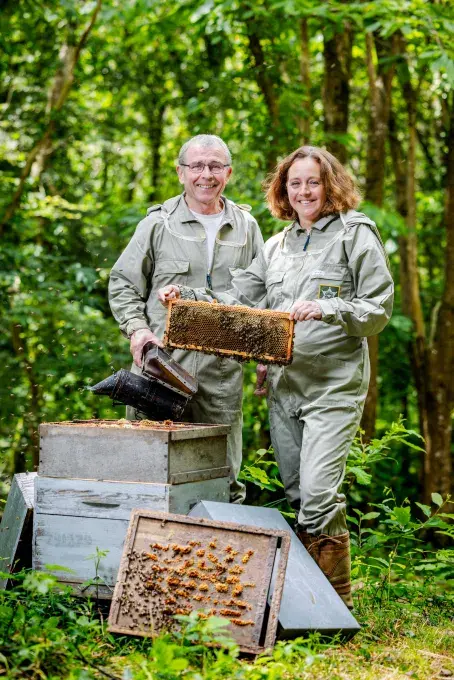 Deux hommes dans un pré avec des chèvres