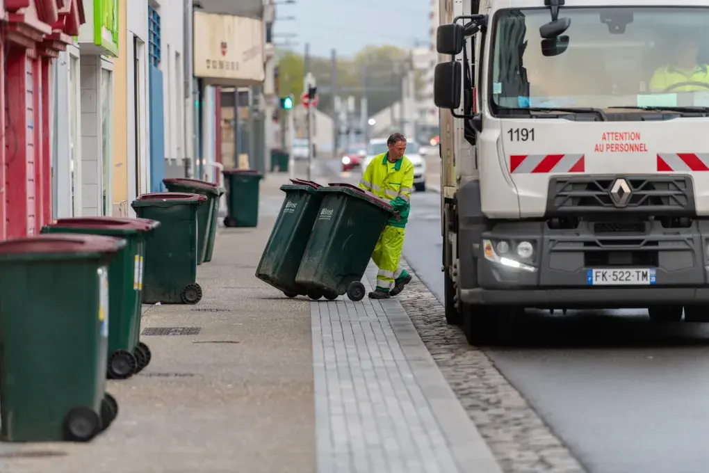 Un homme qui collecte les déchets dans le centre-ville