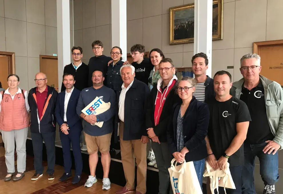 des hommes et des femmes au salon Richelieu de l'Hôtel de ville