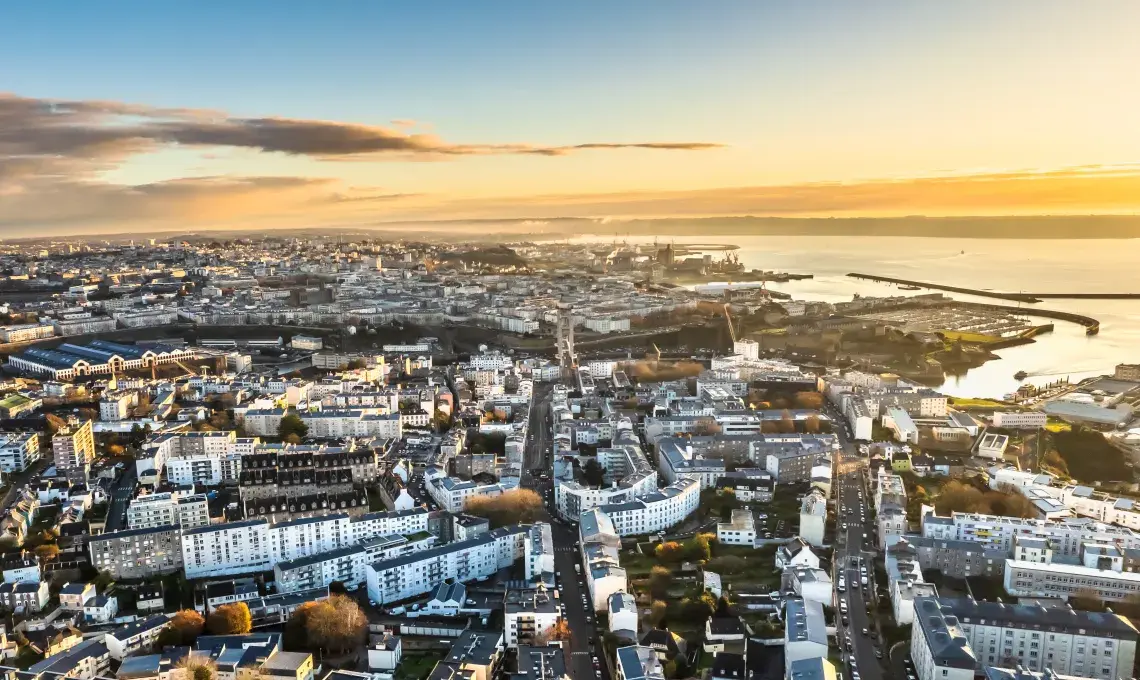 Vue aérienne de Brest et du port de commerce