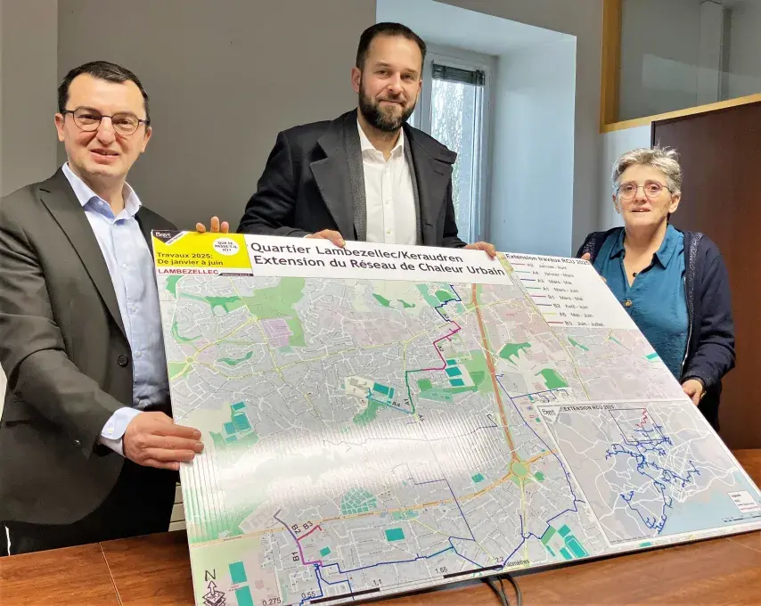 Deux hommes et une femme présentent le plan des travaux à Lambézellec.