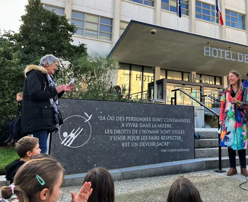 Deux femmes dévoilent la plaque du refus de la misère, devant l'hôtel de ville de Brest.