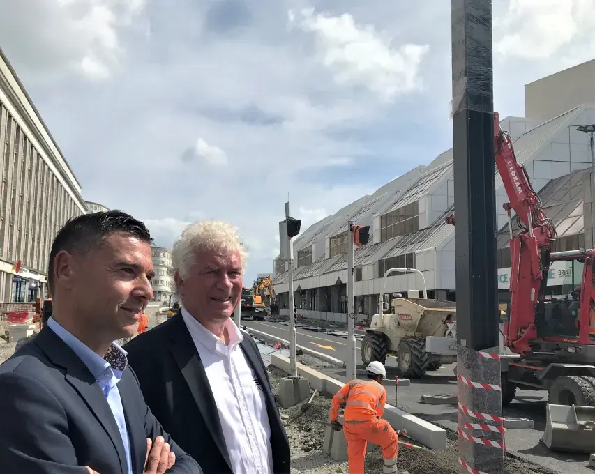 deux hommes au milieu du chantier de l'avenue Clemenceau