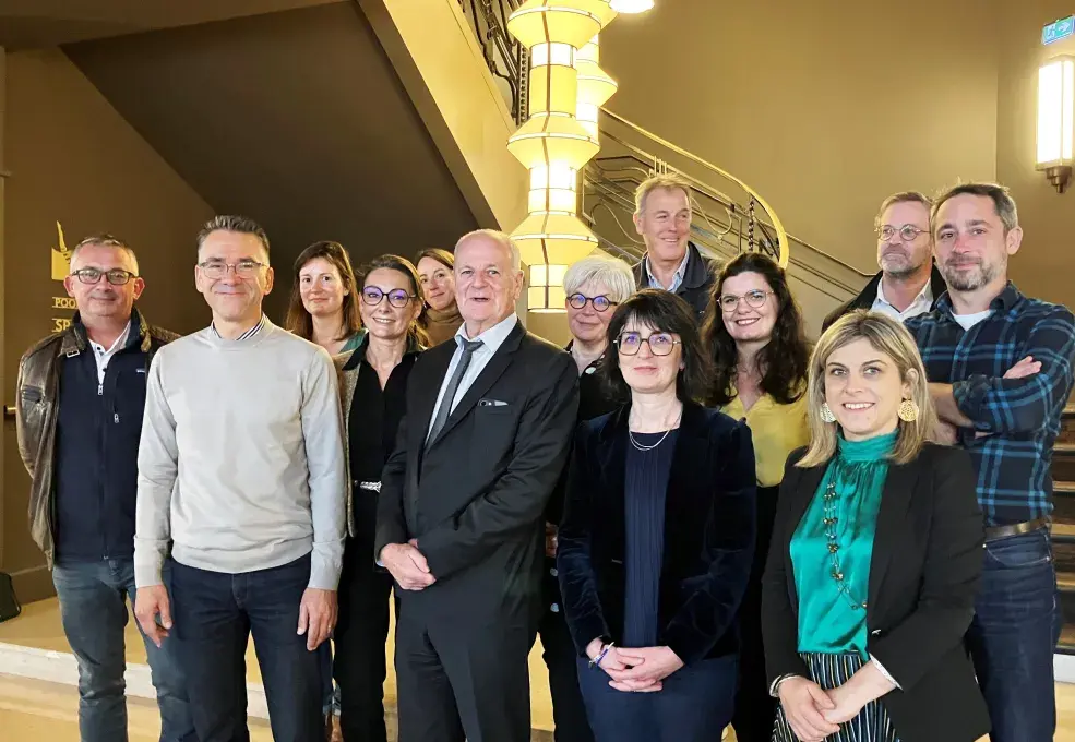 des hommes et des femmes regardent l'objectif