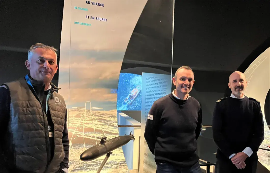 Trois hommes posent devant l'objectif