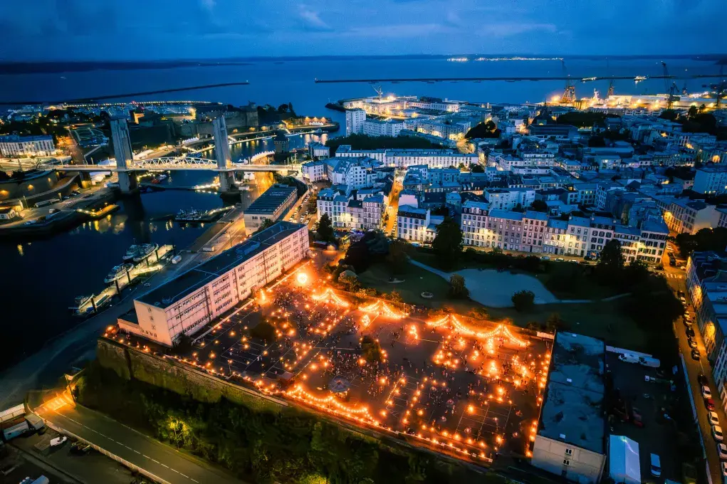 Vue aérienne de la ville de Brest, de nuit, pendant les fêtes maritimes.