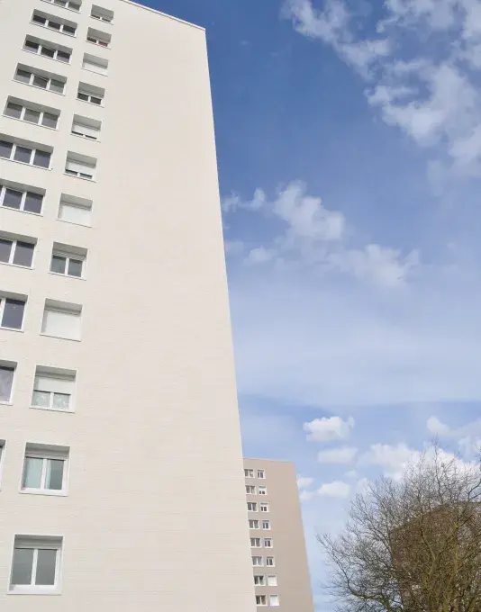 Vue de deux tours réhabilitées dans le quartier de Quéliverzan