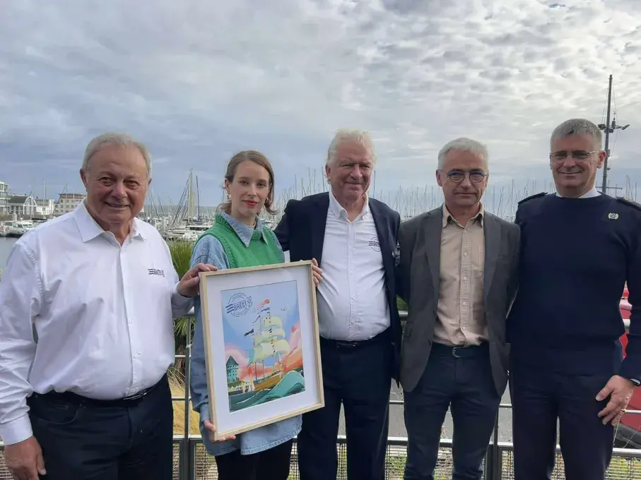 Cinq hommes et une femme posant avec un cadre et l'affiche des Fêtes maritimes de Brest 2027.