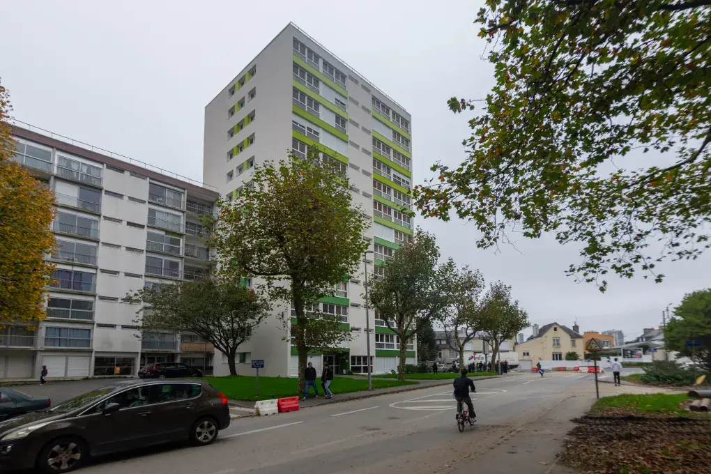 Un grand immeuble rénové.
