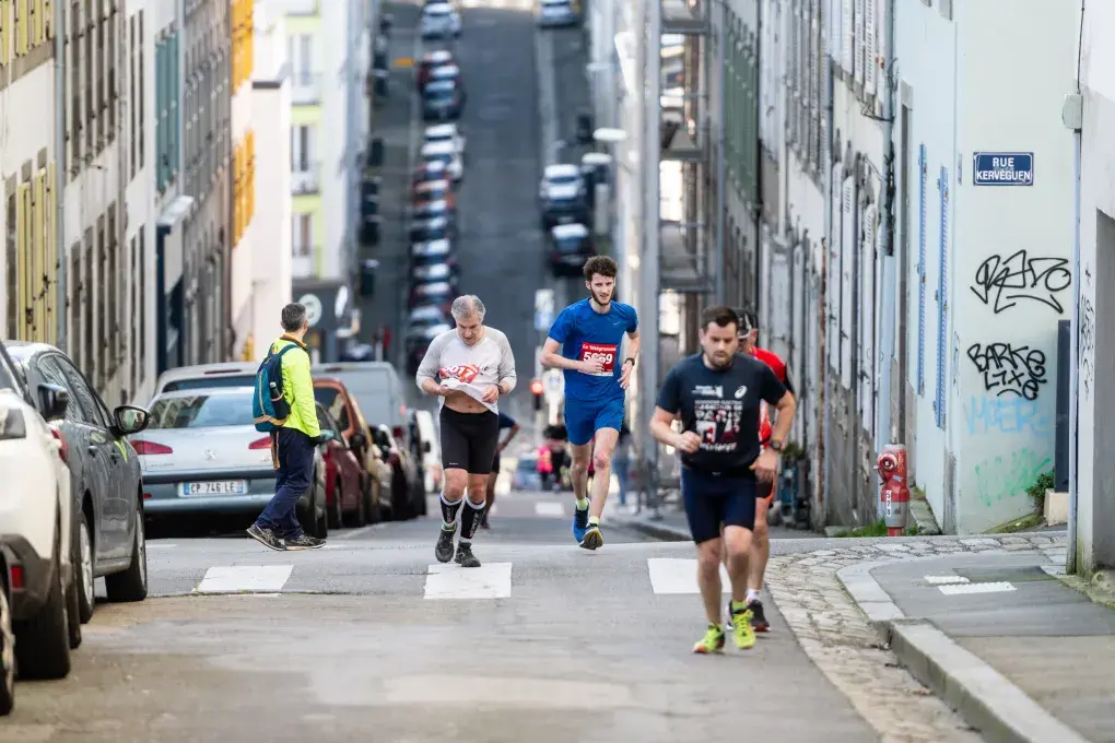 Des hommes courent dans une rue de Brest