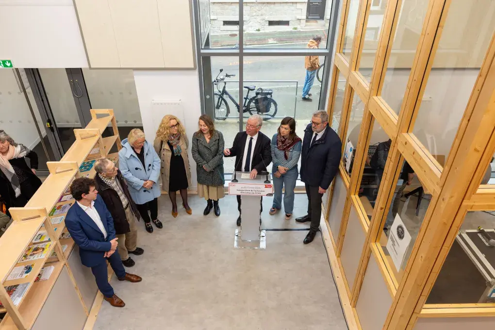 des hommes et des femmes dans le nouveau hall d'accueil du CCAS de la ville de Brest