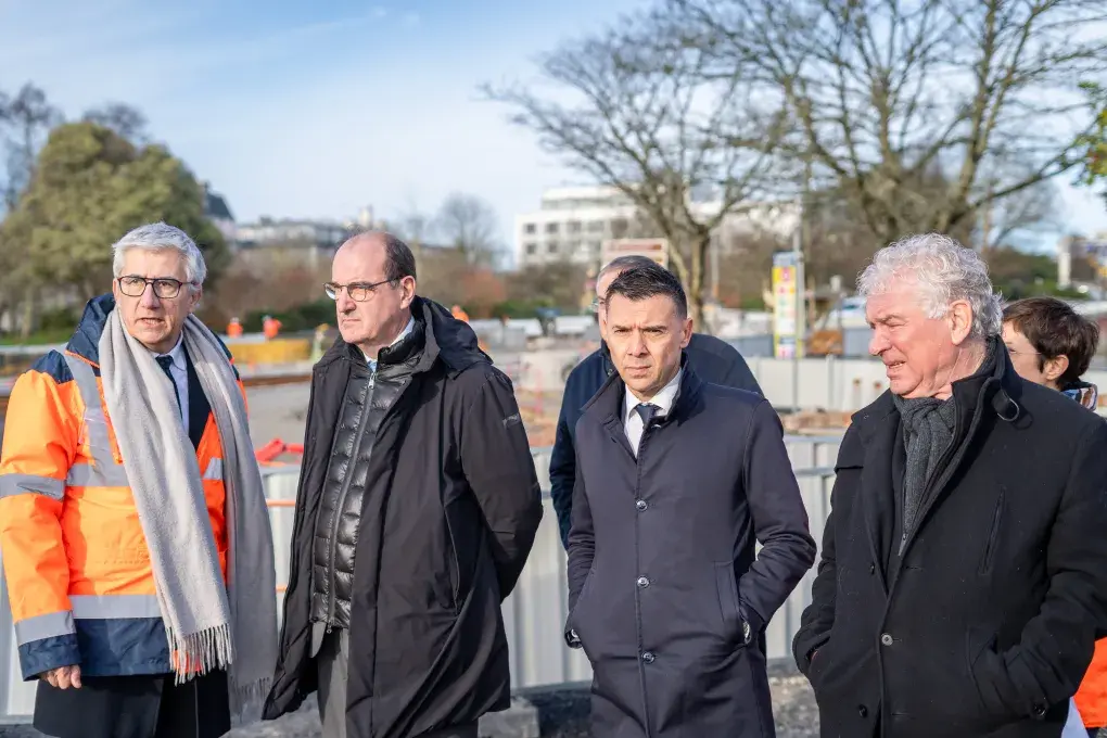 Plusieurs personnes discutent sur un chantier.