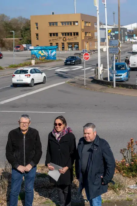 Trois personnes devant une grande rue.