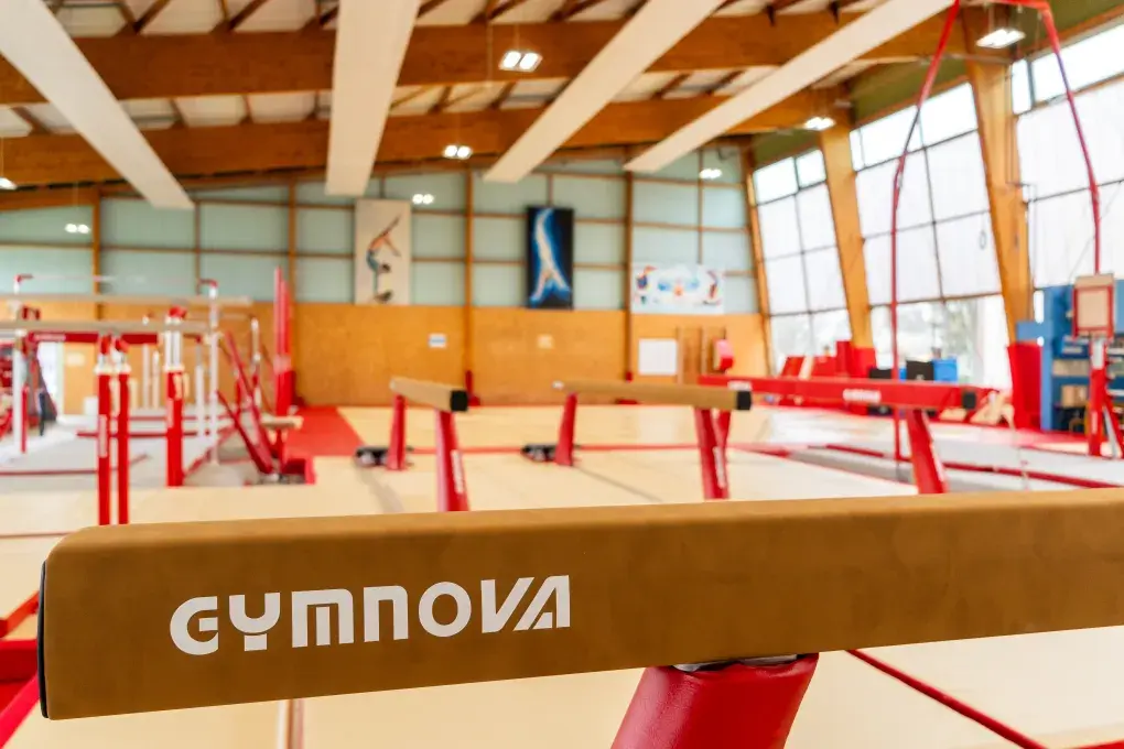 Vue large sur des équipements de gym. 