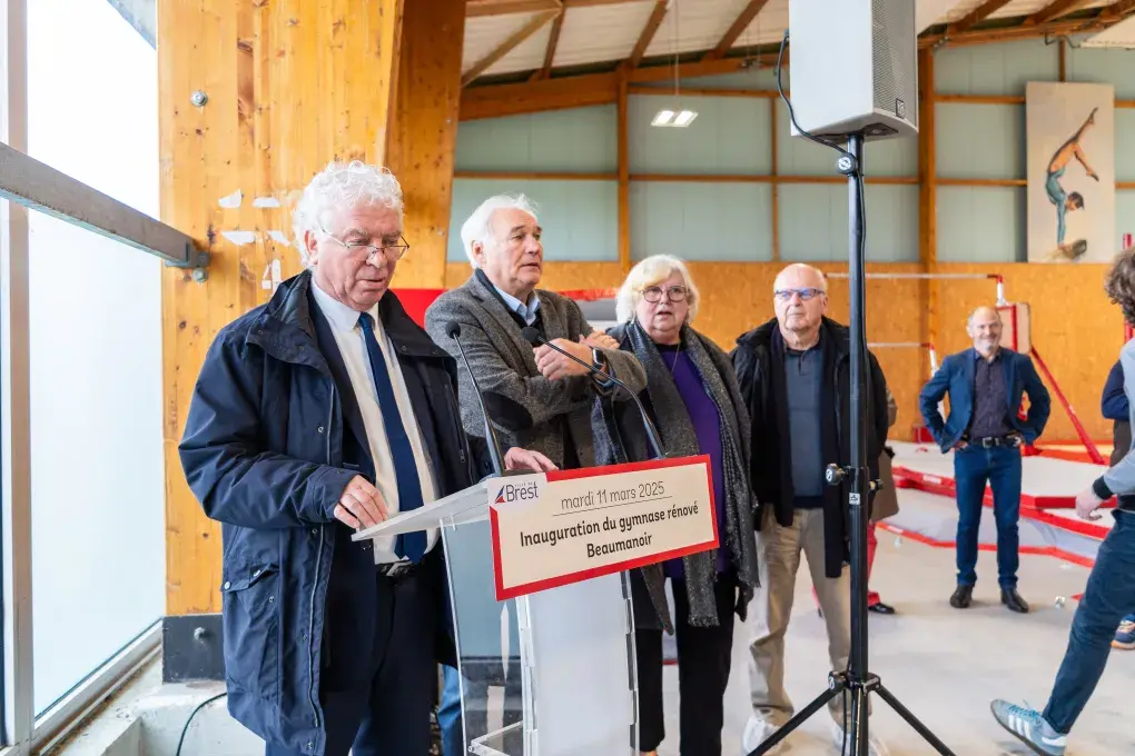 Plusieurs personnes parlent.