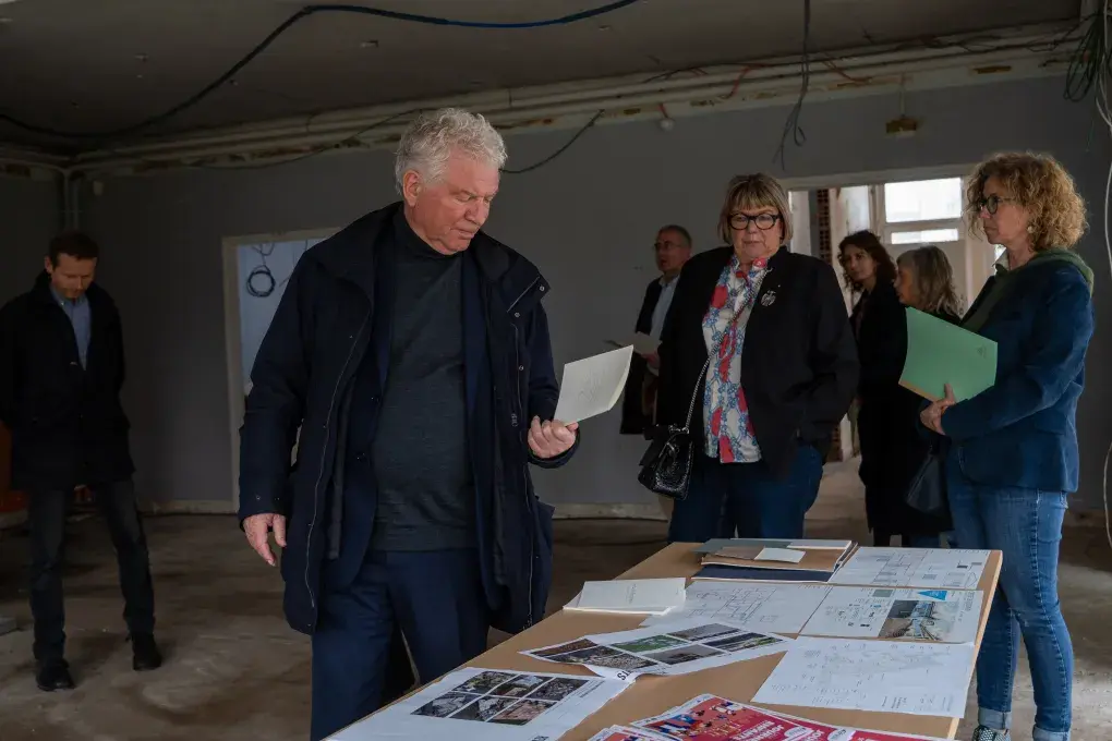 Des personnes dans un chantier.