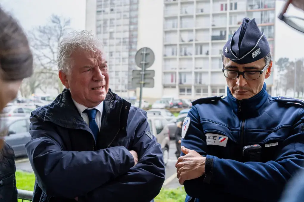 Deux hommes parlent dans une cité.