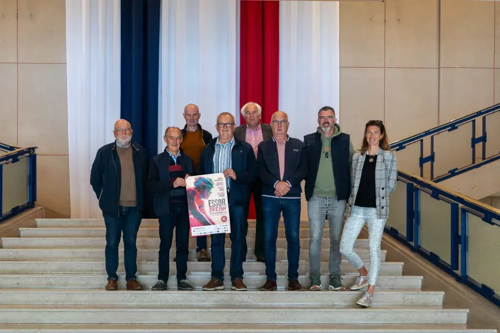 Plusieurs personnes tiennent une affiche.