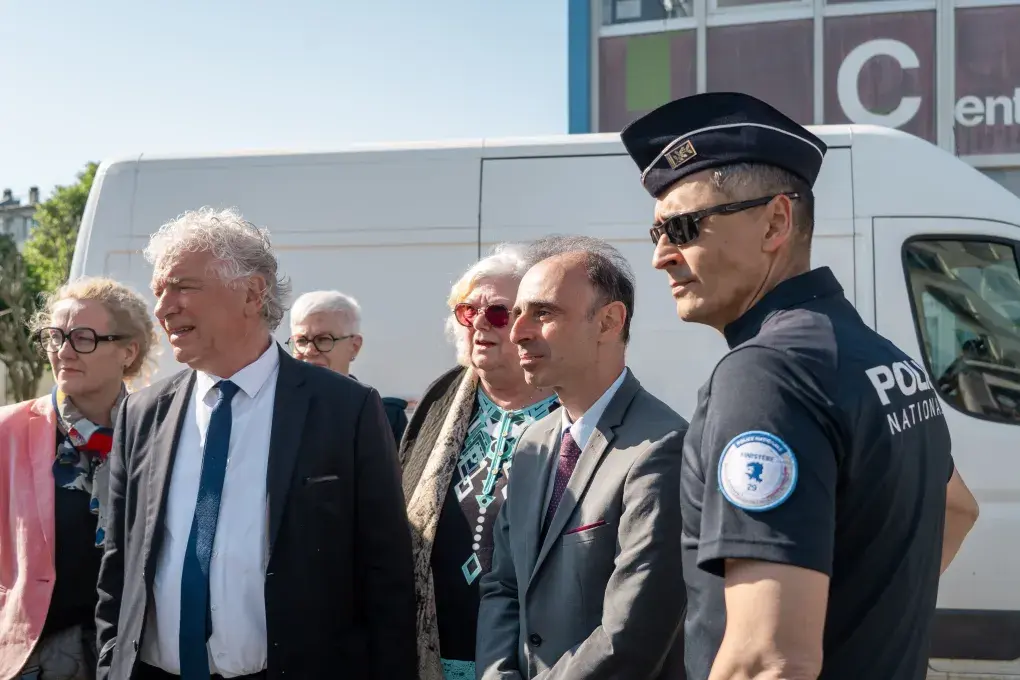 Plusieurs personnes dans un quartier.