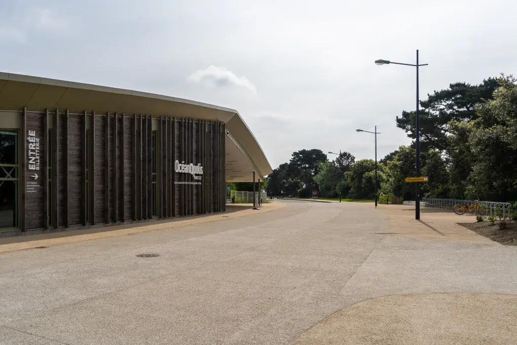 Un bâtiment en bois.