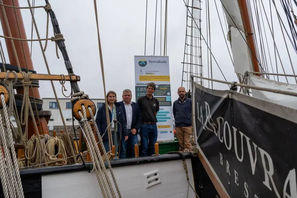 Plusieurs personnes sur un bateau.