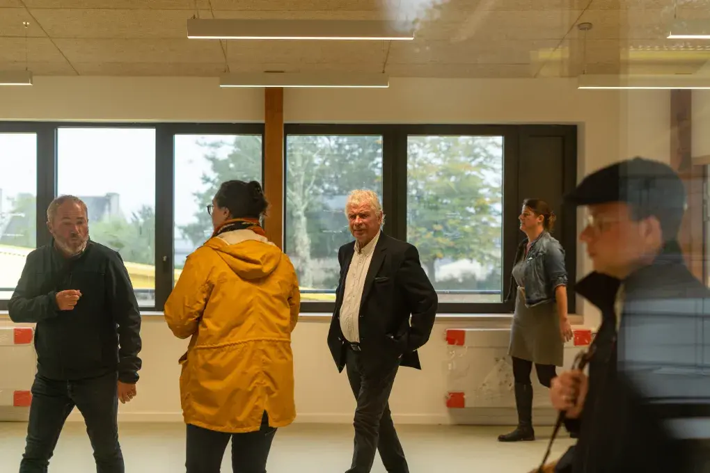 Des personnes visitent un bâtiment.