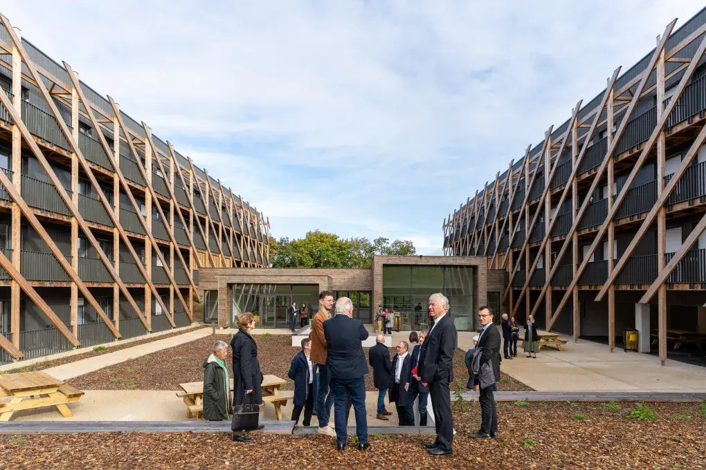 Des gens visitent un bâtiment.